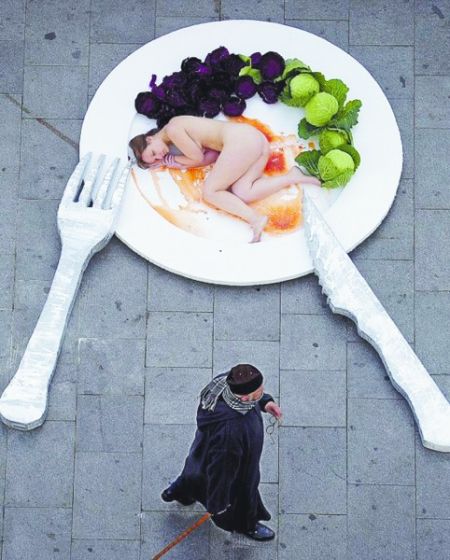 &ldquo;裸体盛宴&rdquo;呼吁吃素食
